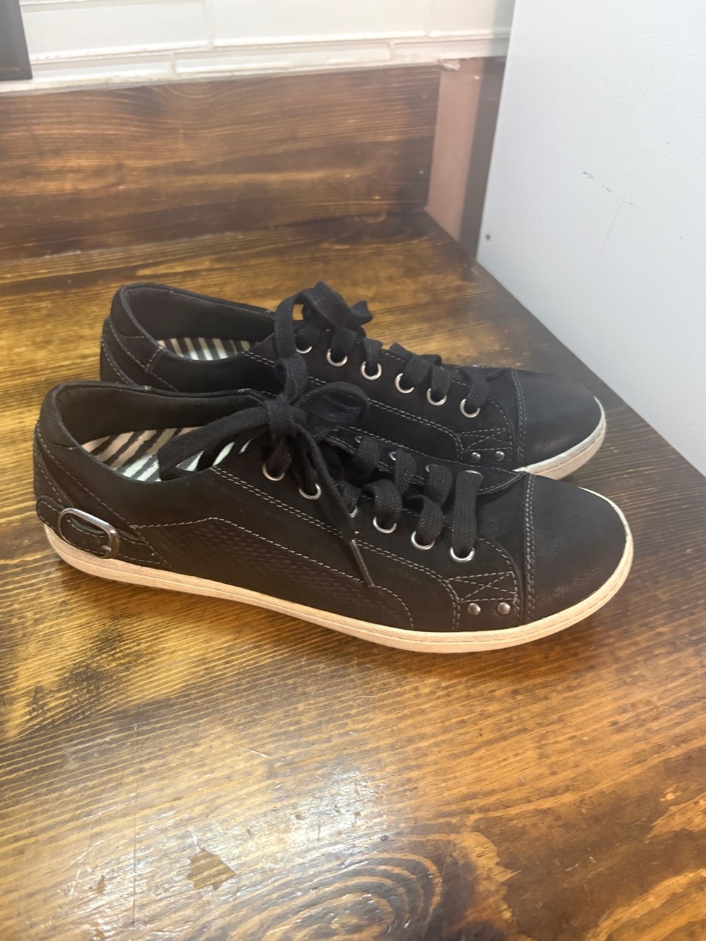 Taos black sneakers size 7